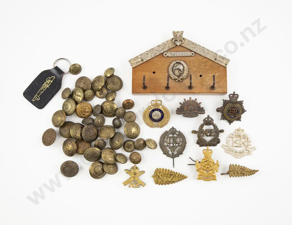 Collection NZ WWI and WWII Badges and Buttons Image 1++