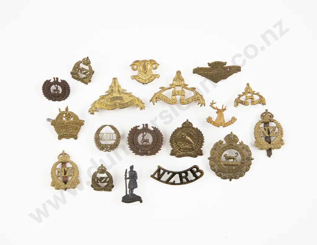 Collection NZ WWI and WWII Badges and Insignia (18) Image 1++