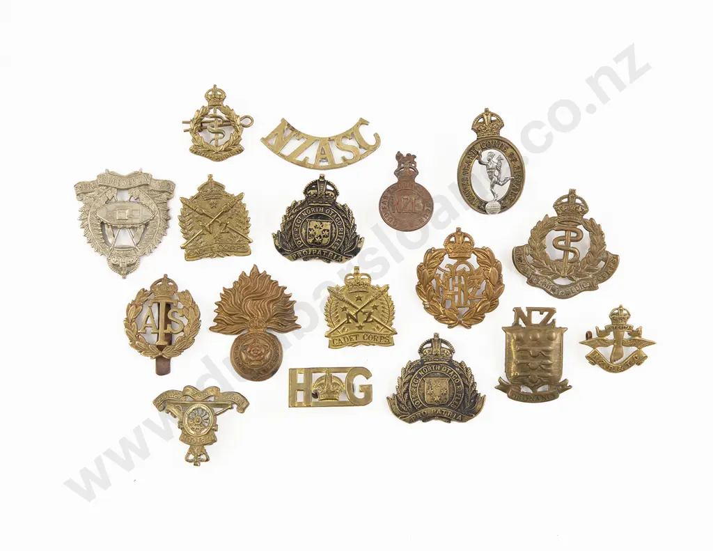 Collection NZ WWI and WWII Badges and Insignia (17) Image 1++