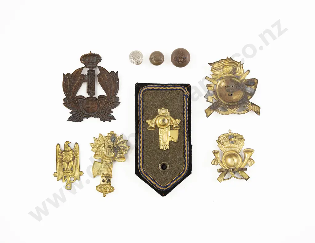 WWII Italian Epaulette with badge and five various badges and buttons Image 1++