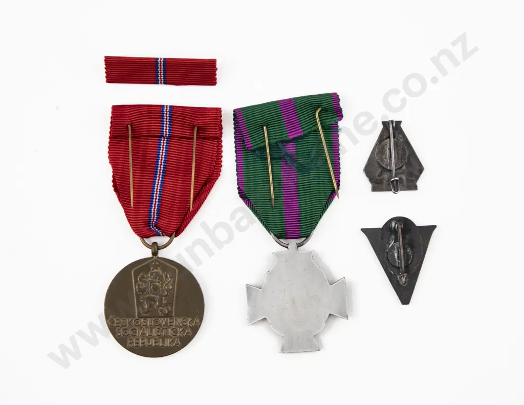 Czech Military Medal Slovenske Narodne Povstanie other medal and two pins Image 1++