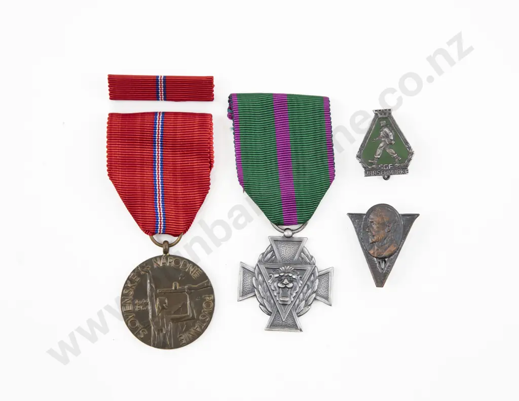 Czech Military Medal Slovenske Narodne Povstanie other medal and two pins Image 1++