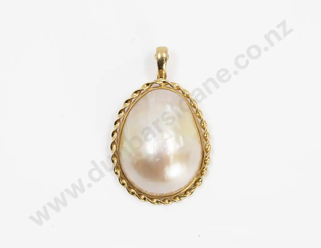 18ct Twist Framed Large Single Mabe Pearl Pendant Image 1++