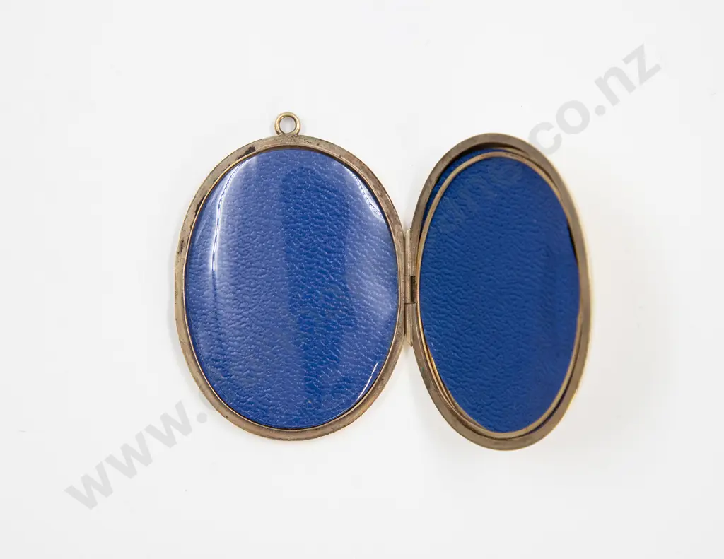Large 9ct Oval Photo Locket Image 1++