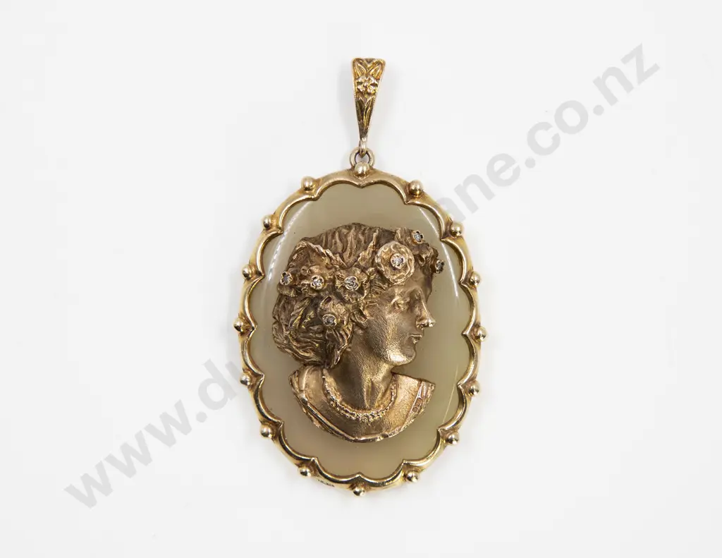 Large 9ct Rose Gold and Chalcedony Quartz Cameo Pendant Image 1++