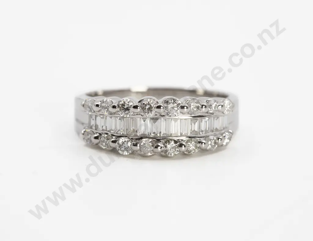 18ct White Gold 30stone Diamond Fancy Band Ring Image 1++