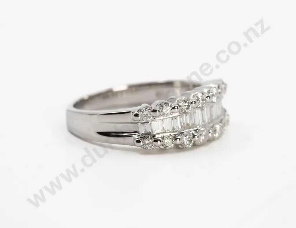 18ct White Gold 30stone Diamond Fancy Band Ring Image 1++