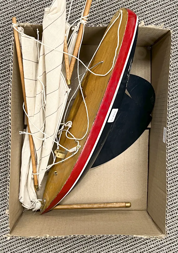 Small Model Pond Yacht Image 1++