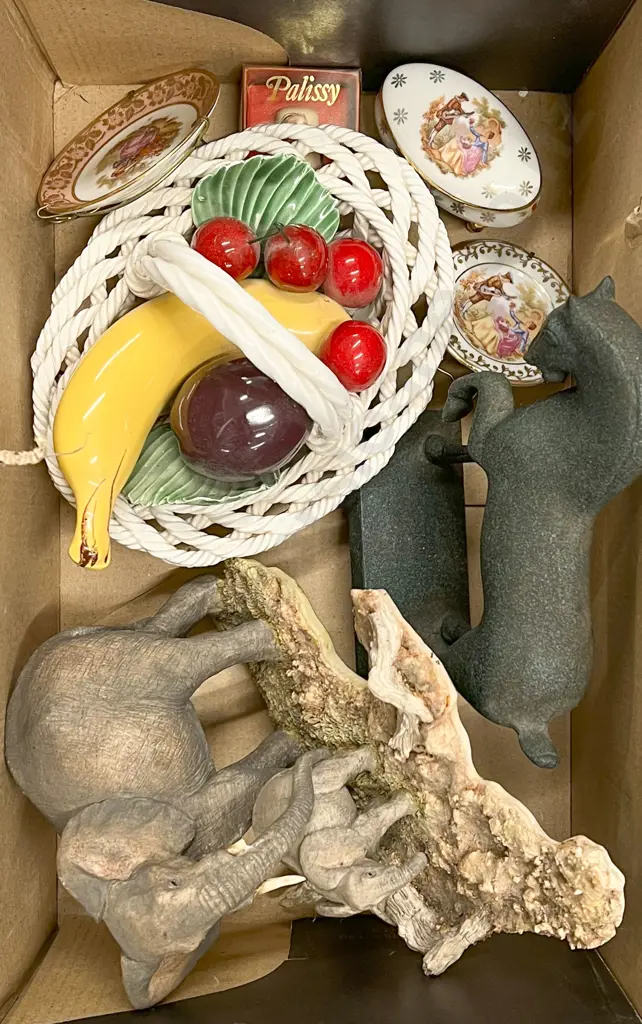 Quantity of Assorted Ornaments Image 1++