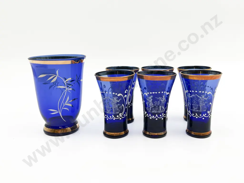 Small Quantity of Coloured Glassware Image 1++