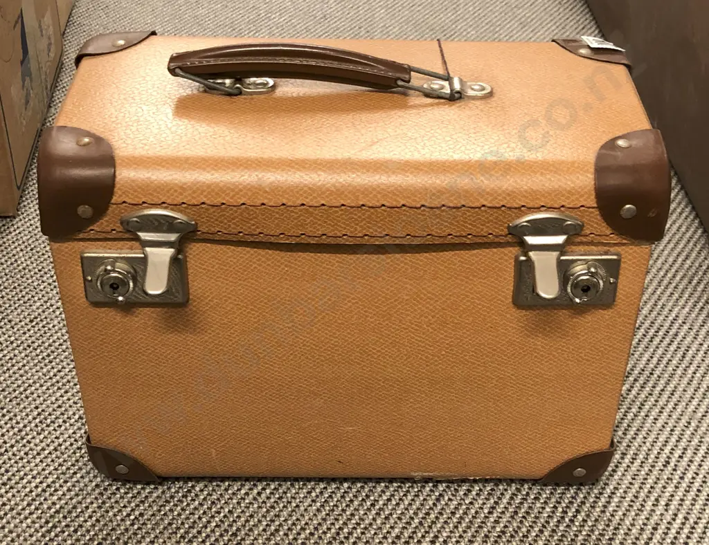 Slide Projector in Case Image 1++