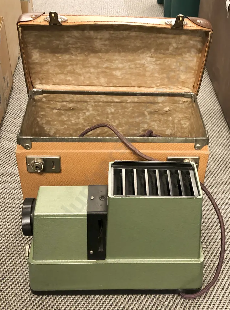 Slide Projector in Case Image 1++
