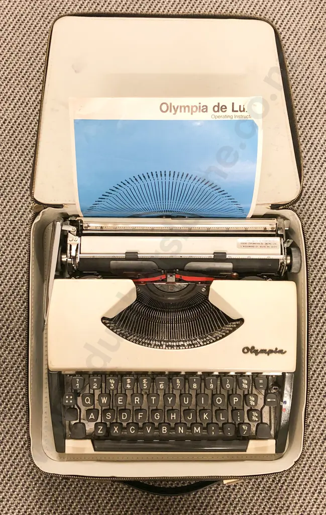 Olympia Typewriter in Case Image 1++