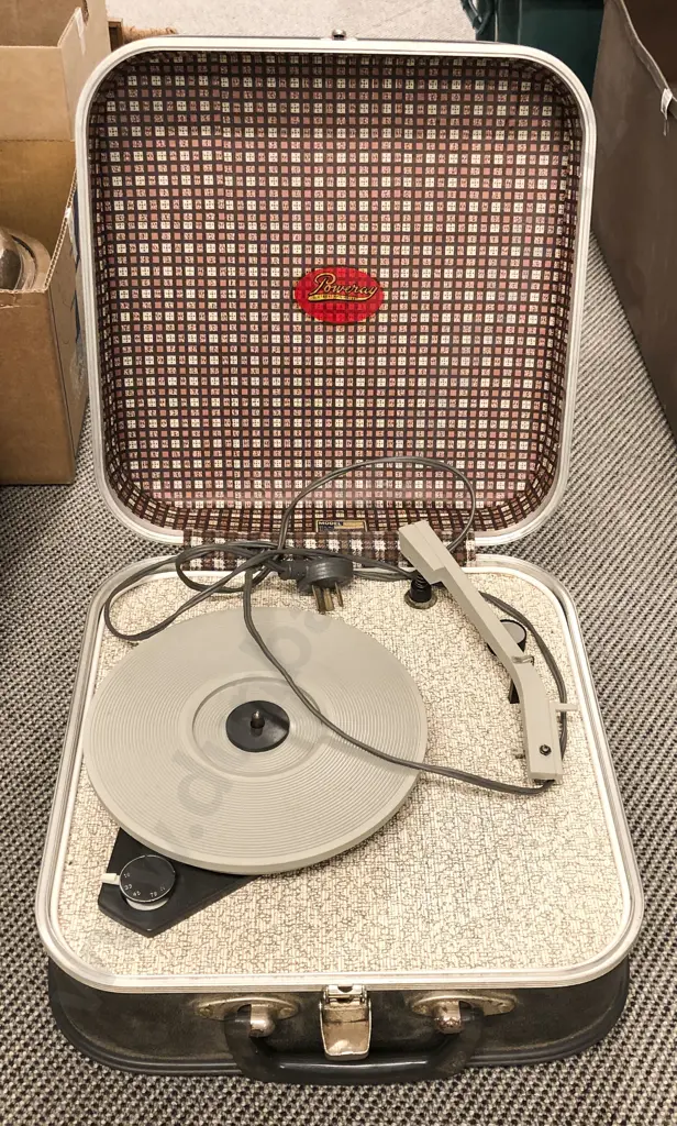 Cased Vintage Portable Turntable Image 1++