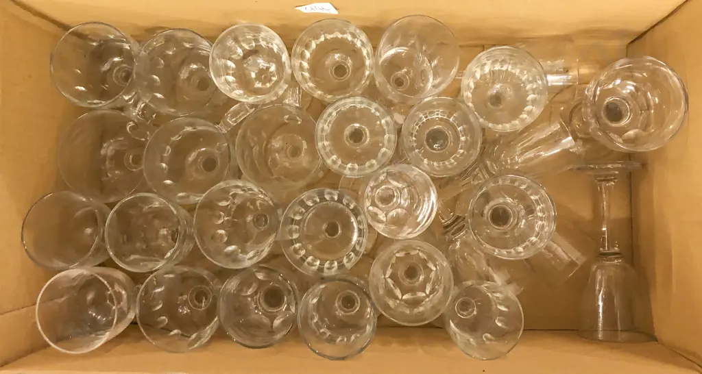 Small Box of Assorted Crystal & Glassware Image 1++