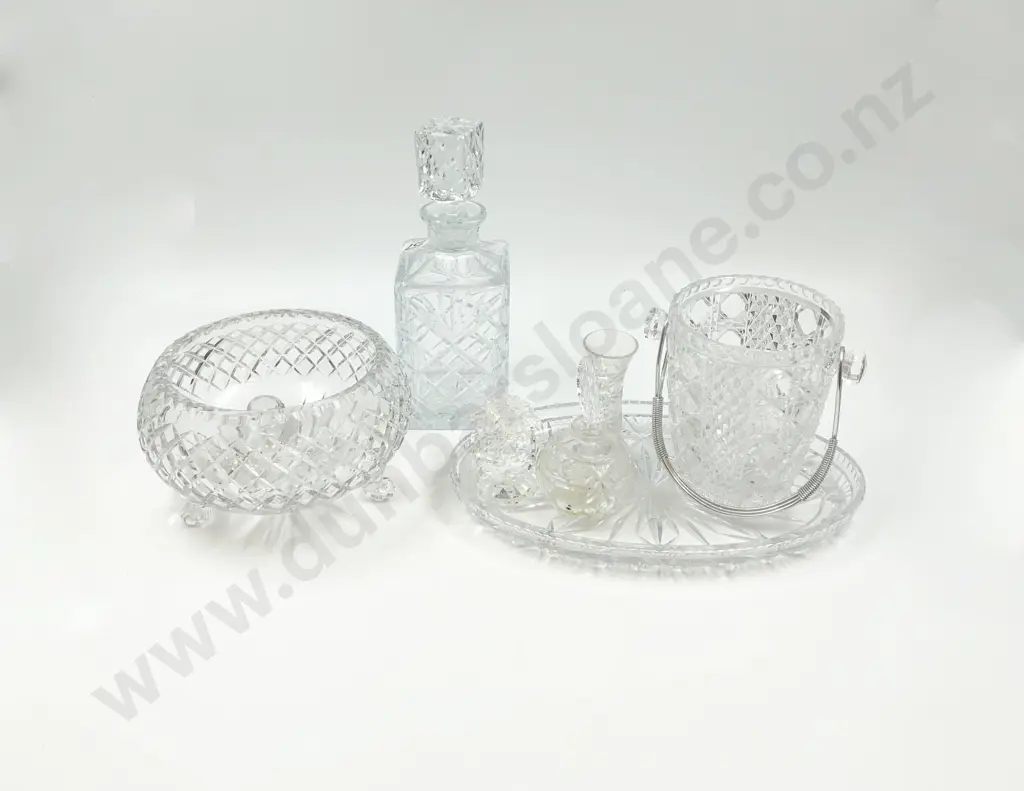 Quantity of Assorted Crystal & Glassware Image 1++