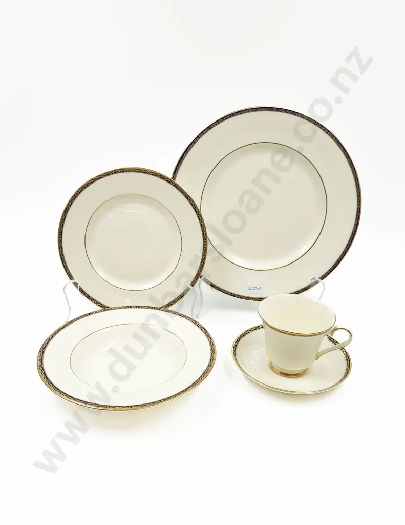 Minton "St James" Part Dinner Service Image 1++