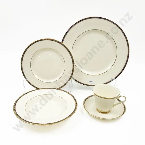 Minton "St James" Part Dinner Service