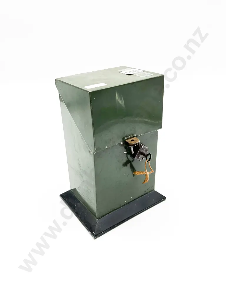 Small Vintage Filling Box with Padlock and Key Image 1++