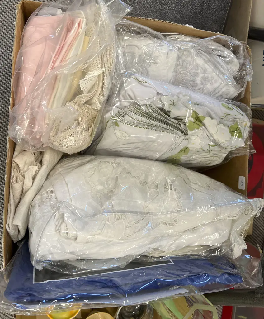 Box of Assorted Vintage Linen Image 1++