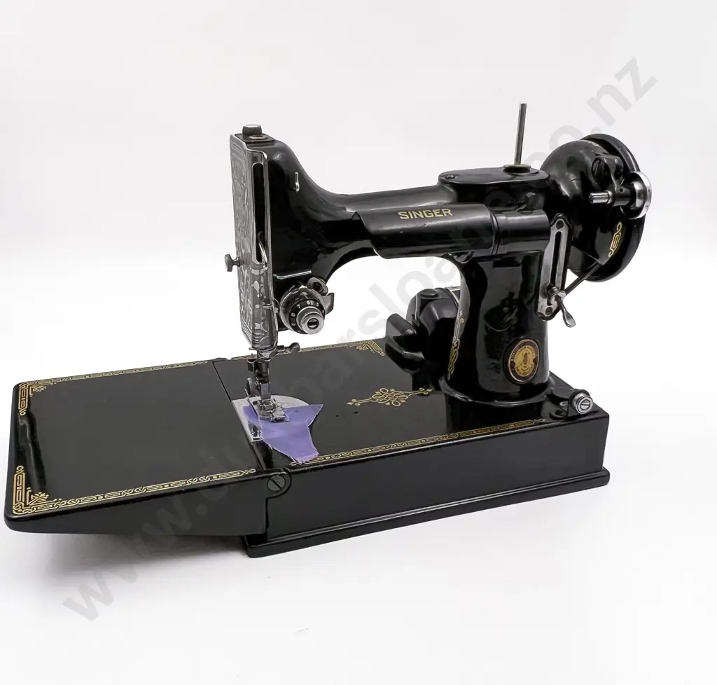 Cased Vintage Singer Sewing Machine and Accessories Image 1++