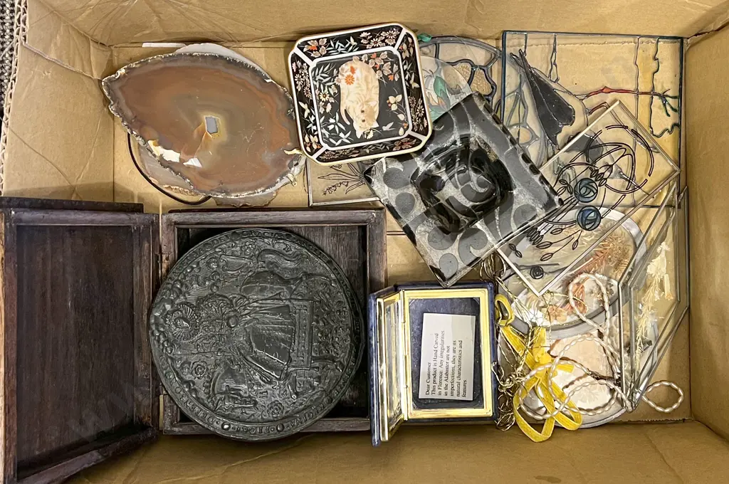 Small Box of Assorted Decorative Items Image 1++