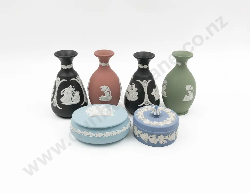 Six Pieces of Wedgwood Jasperware Image 1++