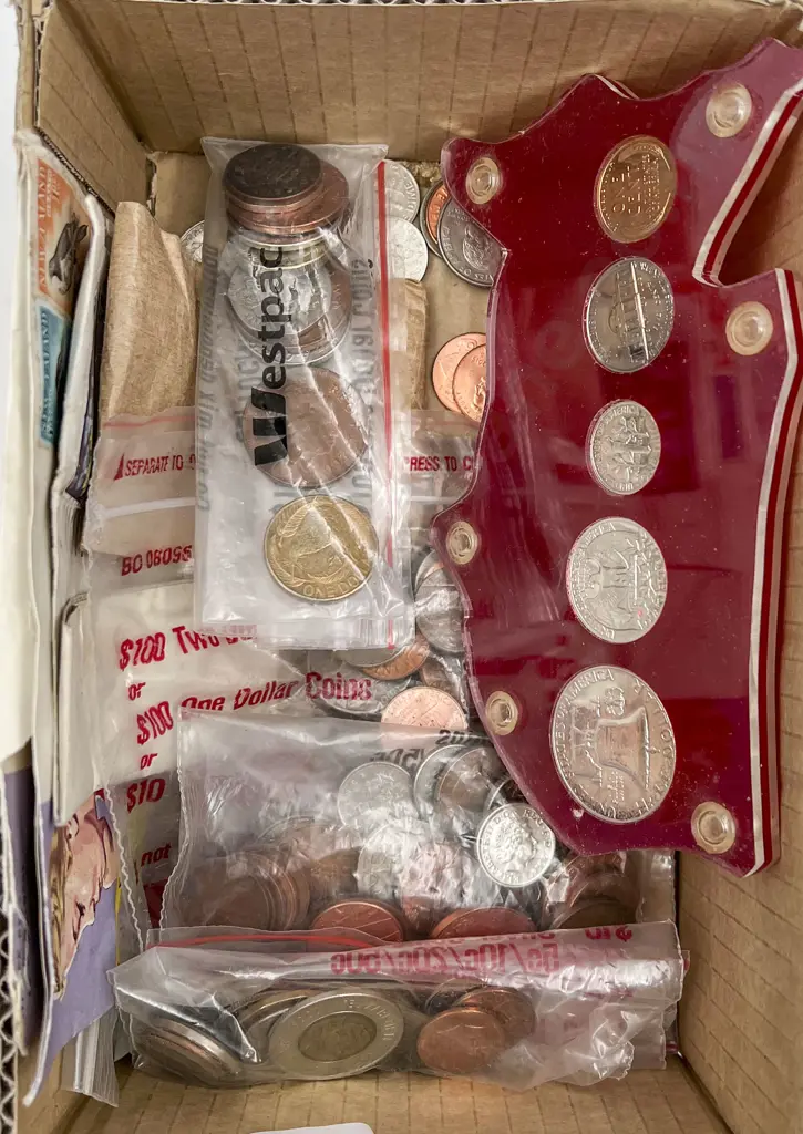Box of Assorted Loose Coinage Etc Image 1++