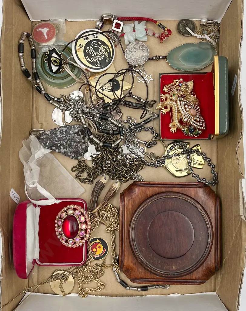 Box of Assorted Vintage Costume Jewellery Image 1++