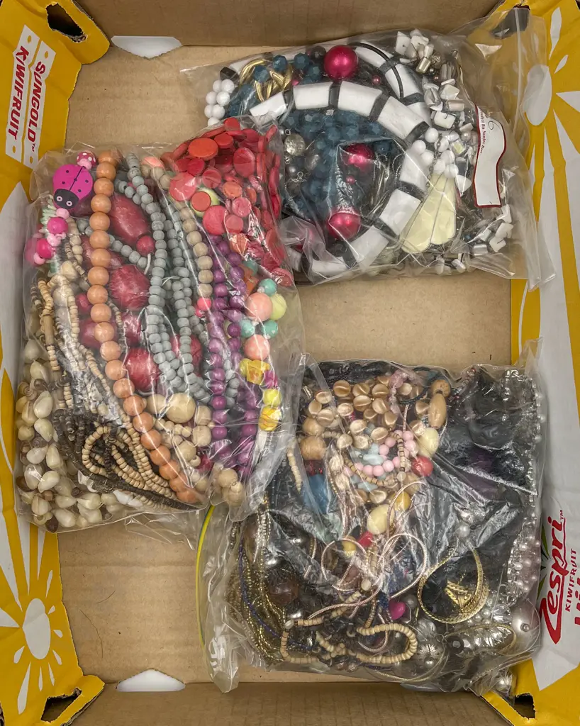 Box of Assorted Vintage Beads Image 1++