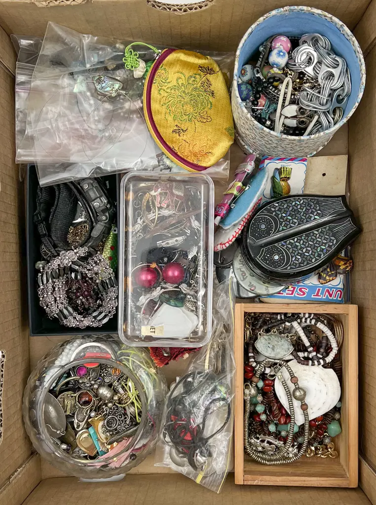 Box of Assorted Costume Jewellery Image 1++