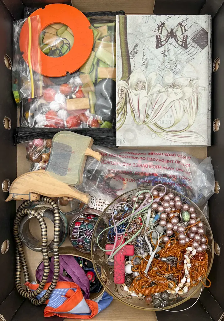 Box of Assorted Costume Jewellery Image 1++