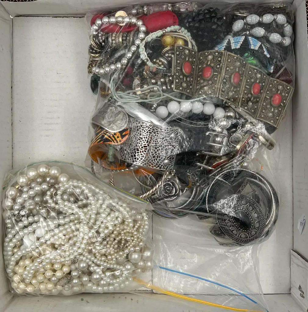 Box of Assorted Costume Jewellery Image 1++