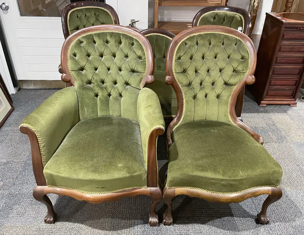 Reproduction Three Piece Button Back Suite Image 1++