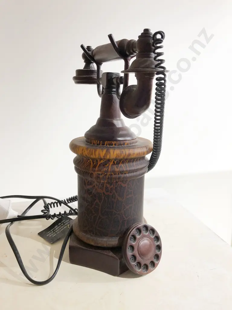 Vintage Telephone Form Table Lamp Image 1++