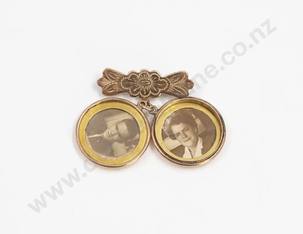 NZ Military 'Sweetheart' 'Onward' Circular Locket Image 1++