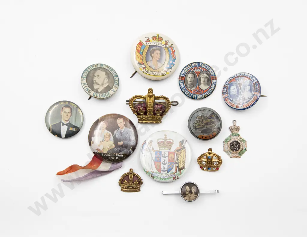 Collection Royal Commemorative Tin Buttons and Pins (13) Image 1++