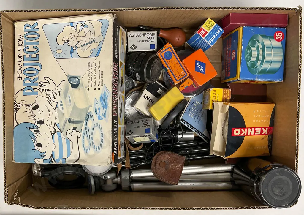 Quantity of Assorted Camera Accessories Including Vintage Projector Image 1++