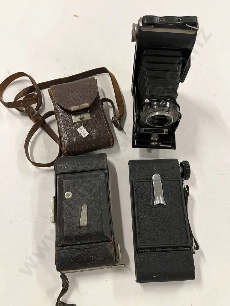 Four Various Vintage Cameras Image 1++