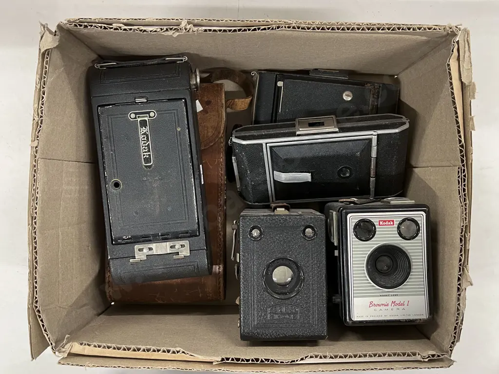 Five Various Vintage Cameras Image 1++