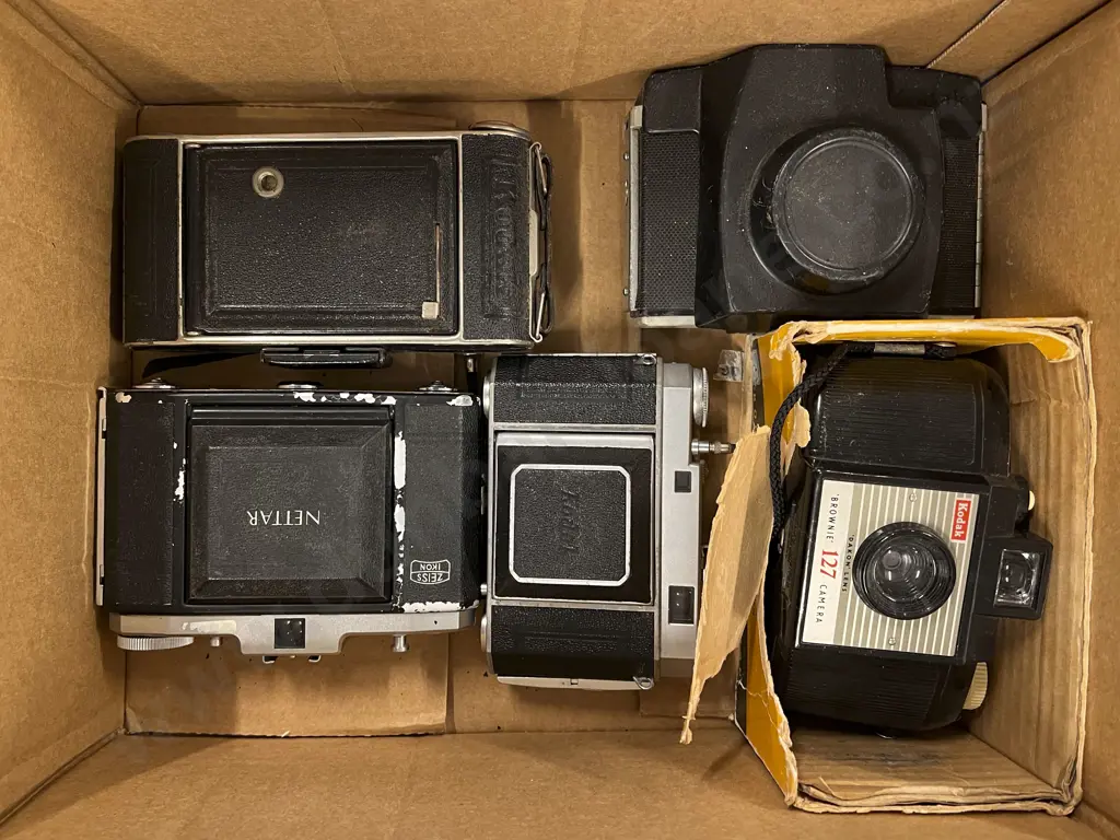 Five Various Vintage Cameras Image 1++