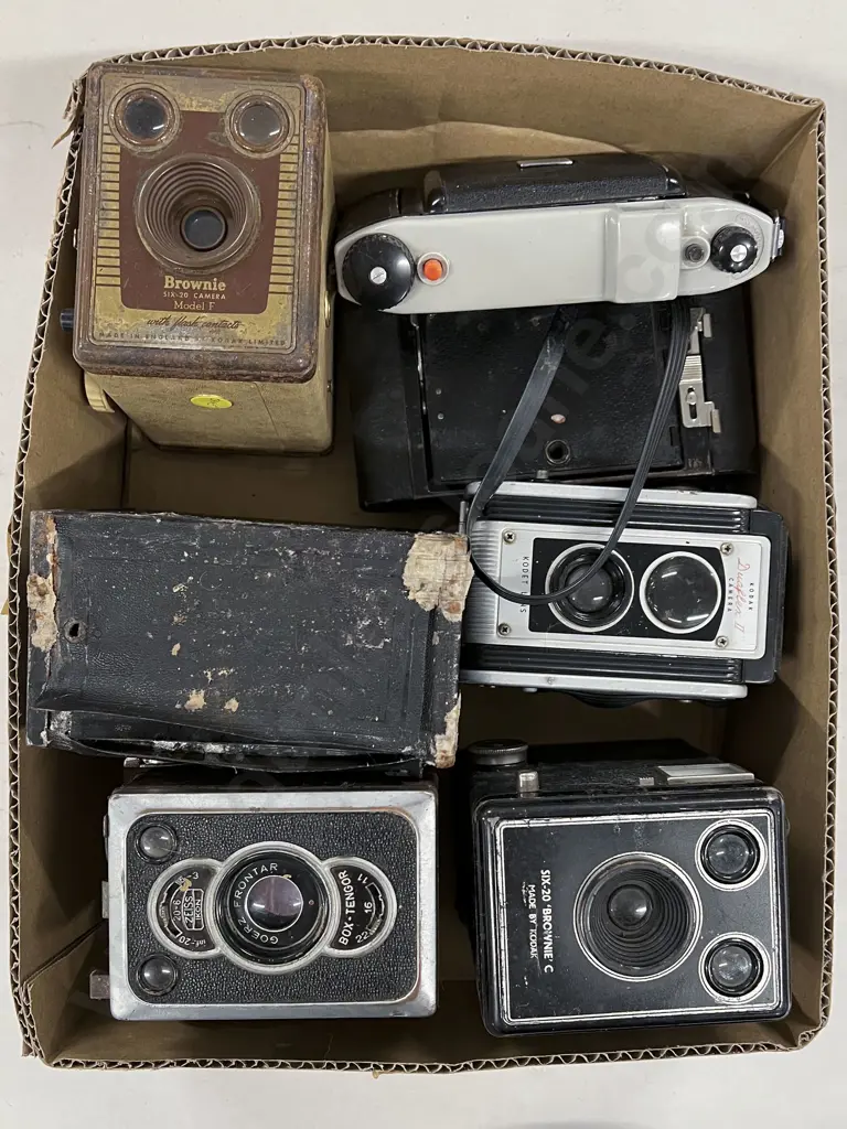 Seven Various Vintage Cameras Image 1++