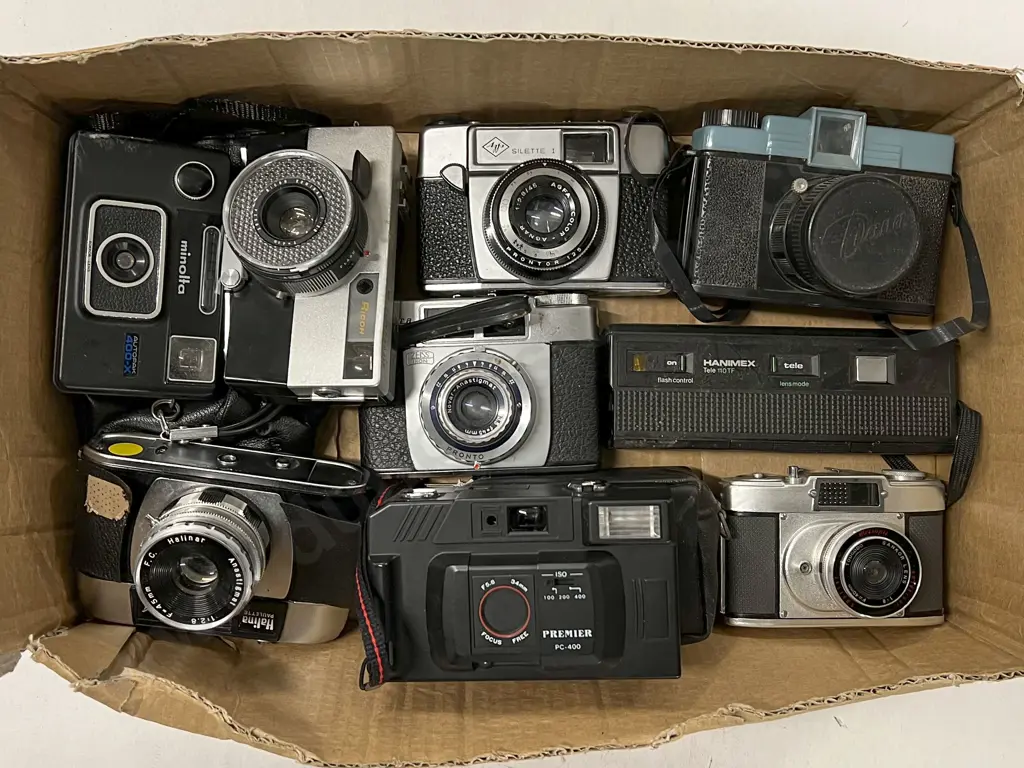 Quantity of Assorted Cameras Image 1++