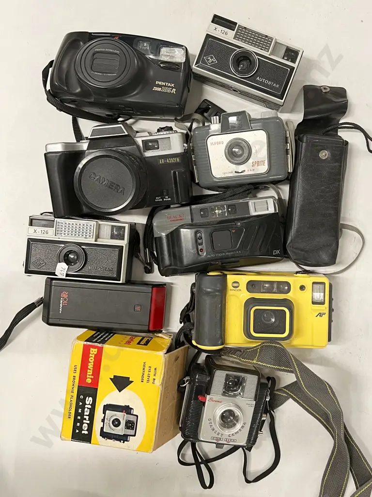Quantity of Assorted Pocket Cameras and Others Image 1++