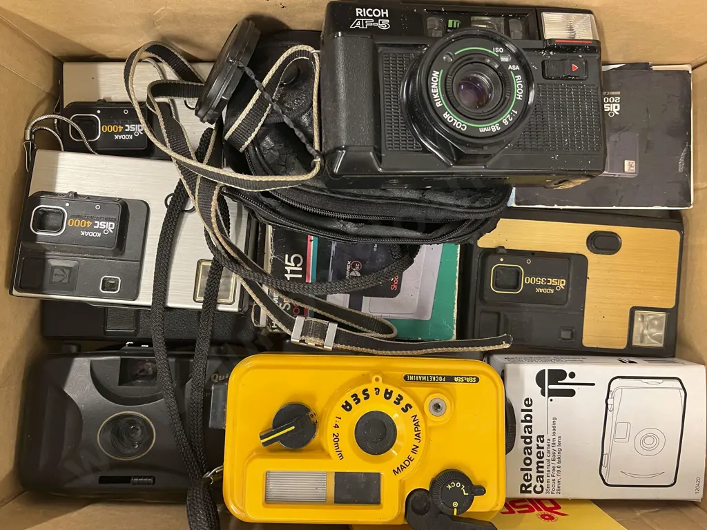 Quantity of Assorted Pocket Cameras Image 1++