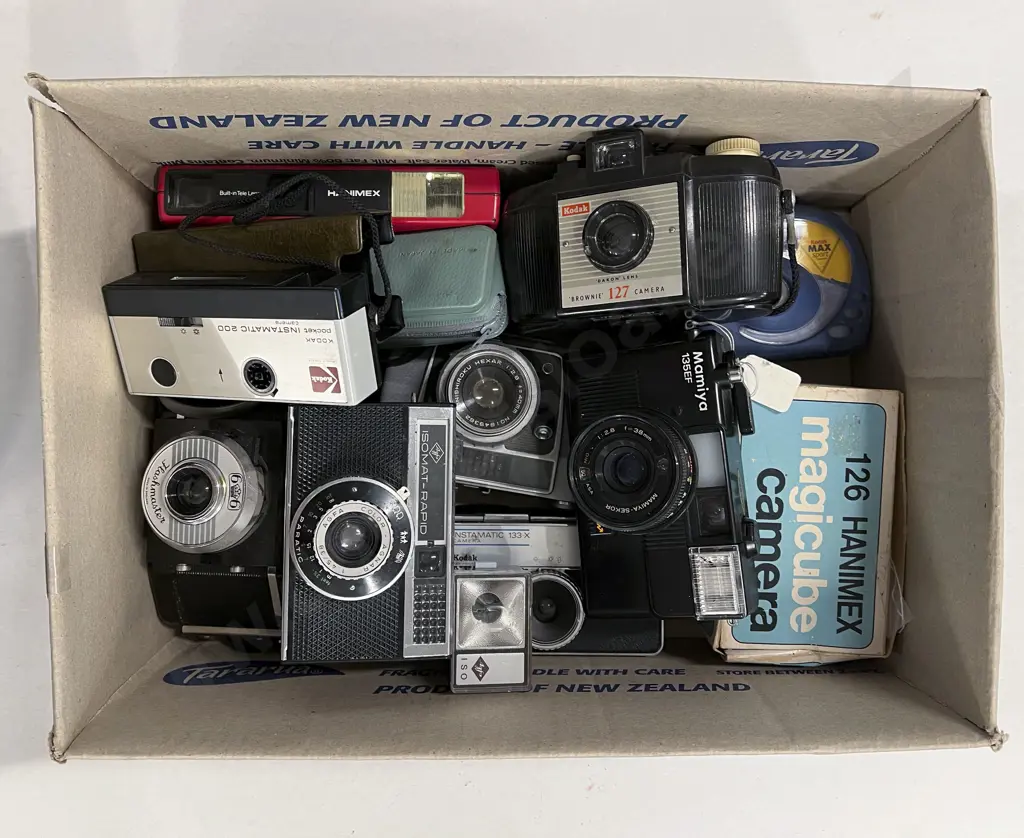 Quantity of Assorted Pocket Cameras and Others Image 1++