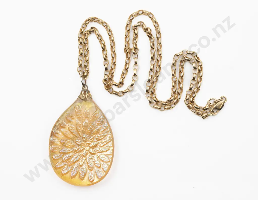 Carnival Glass Pendant on 9ct Trace Link Neck Chain Image 1++