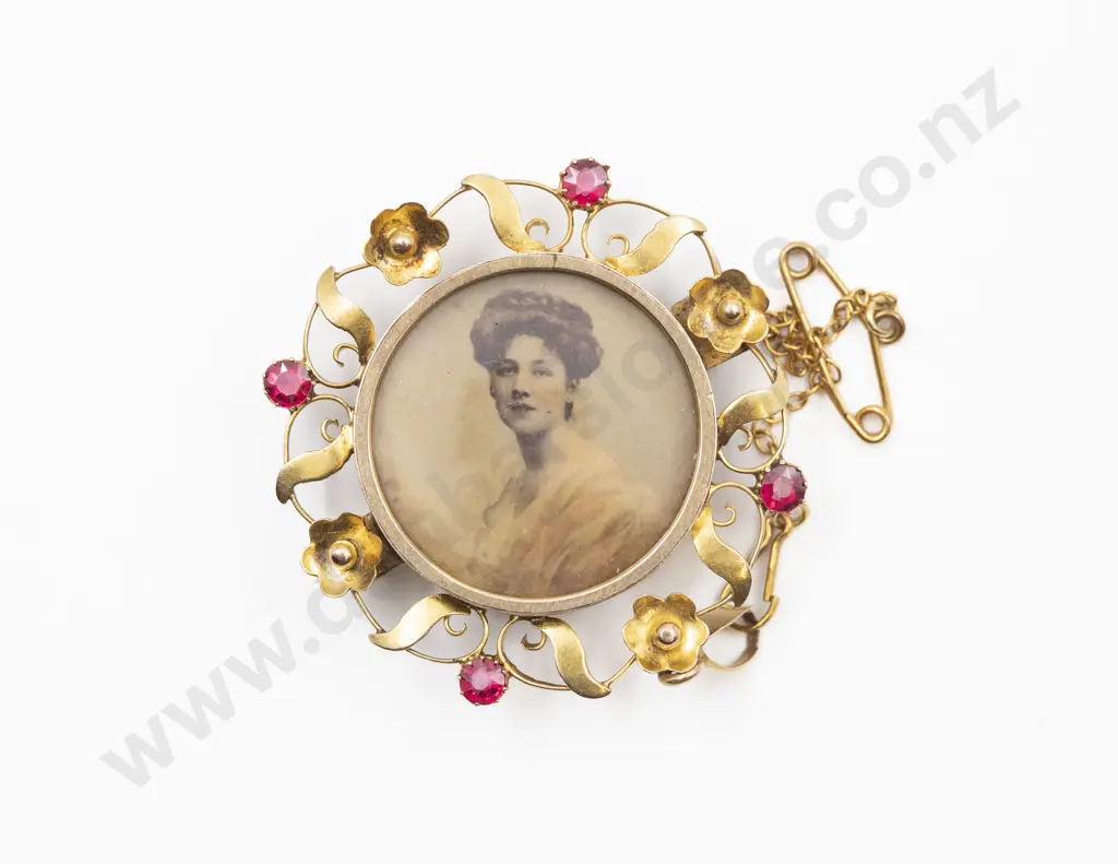 Edwardian 9ct Circular Photo Locket Image 1++