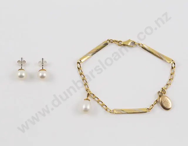 18ct Slightly Curved and Curb Link Bracelet Image 1++