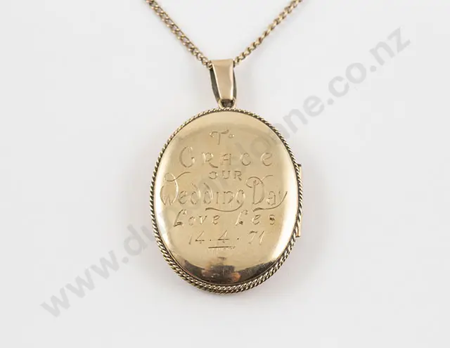 Large 9ct Oval Photo Locket Image 1++